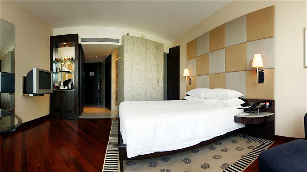 Hyatt Regency Mumbai International Airport Ξενοδοχείο Εξωτερικό φωτογραφία A room at the hotel