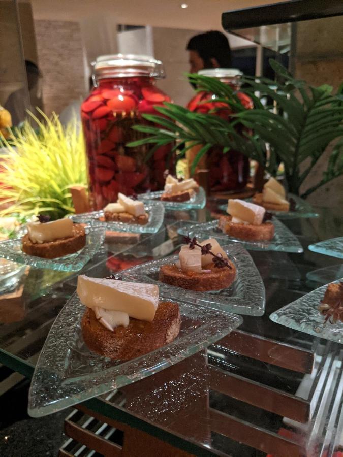 Hyatt Regency Mumbai International Airport Ξενοδοχείο Εξωτερικό φωτογραφία A selection of desserts