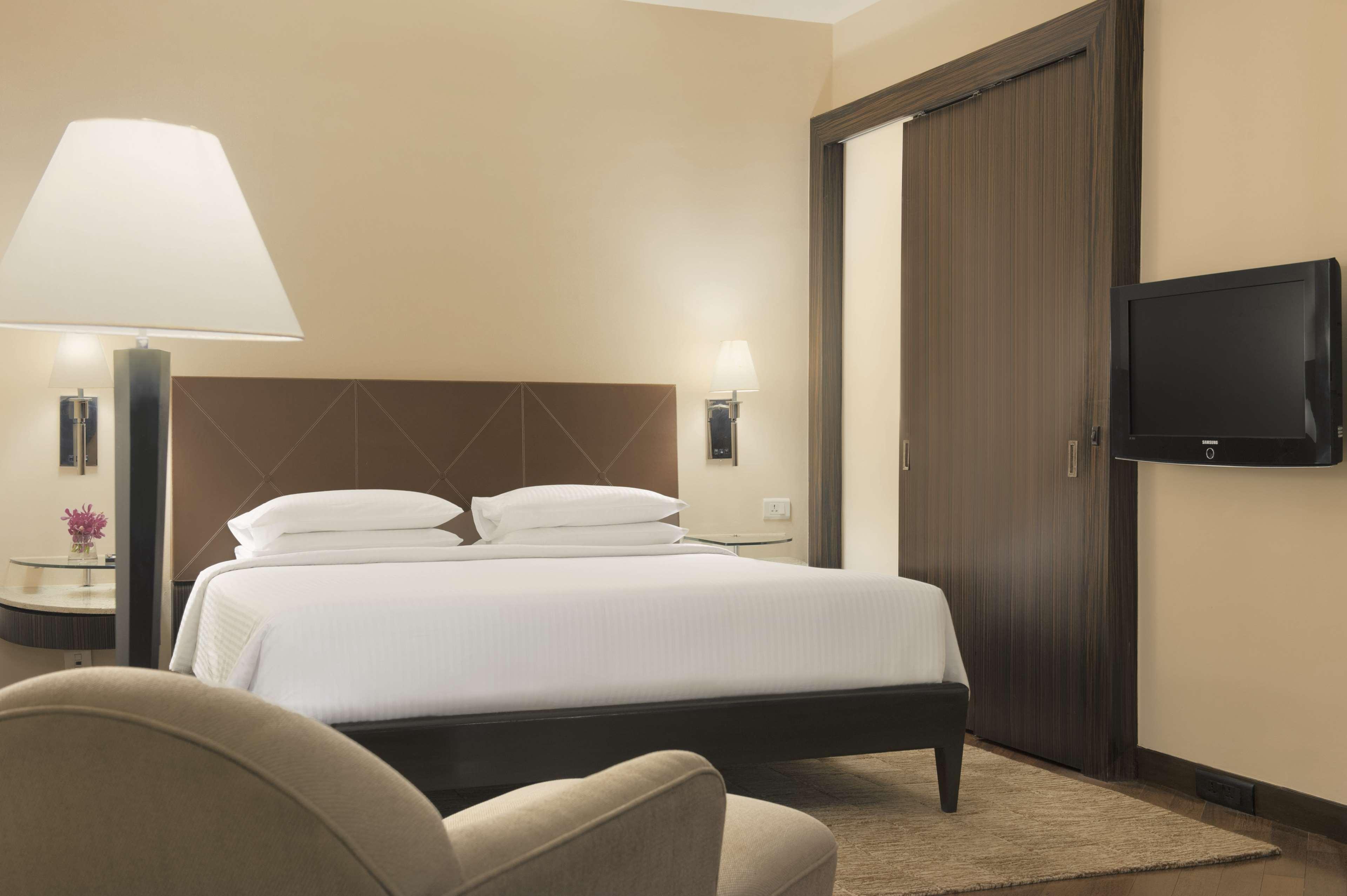 Hyatt Regency Mumbai International Airport Ξενοδοχείο Εξωτερικό φωτογραφία A bedroom at the hotel