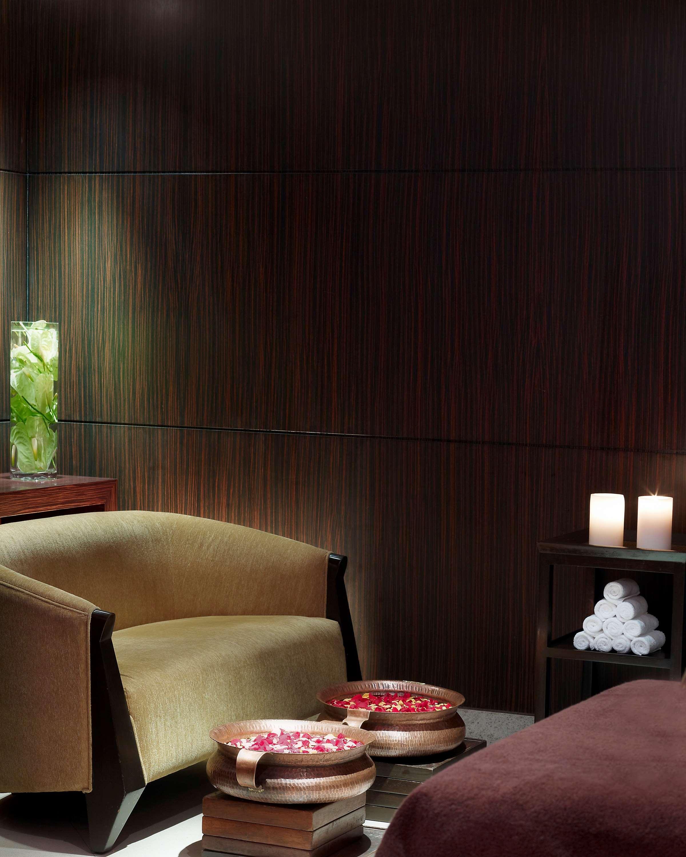 Hyatt Regency Mumbai International Airport Ξενοδοχείο Εξωτερικό φωτογραφία A wall panel made of wood veneer