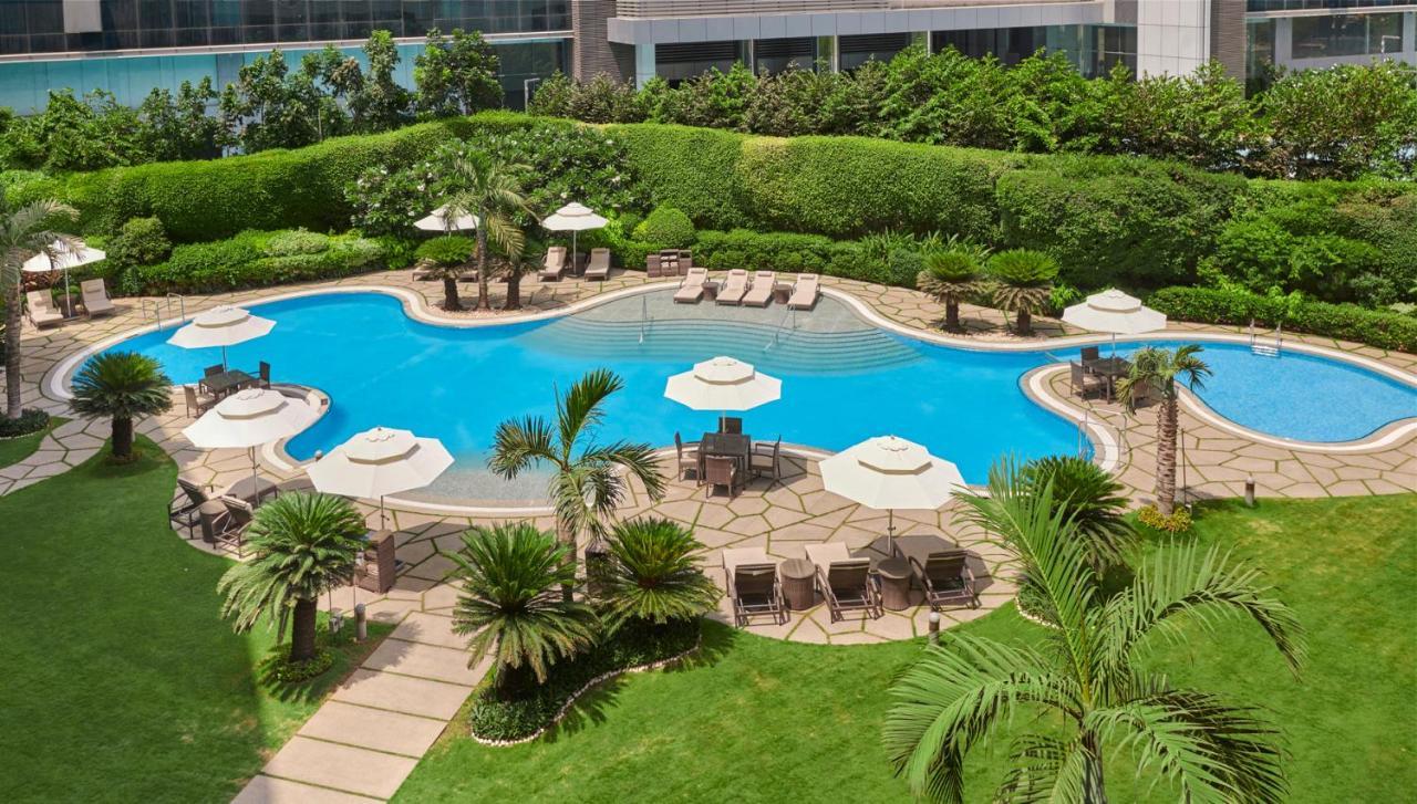 Hyatt Regency Mumbai International Airport Ξενοδοχείο Εξωτερικό φωτογραφία The swimming pool at the hotel